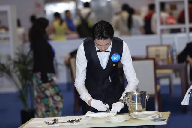 技藝精湛展風(fēng)采，服務(wù)卓越贏未來(lái)——上海市商貿(mào)旅游學(xué)校選手在第45屆世界技能大賽全國(guó)選拔賽中榮獲餐廳服務(wù)項(xiàng)目銀牌